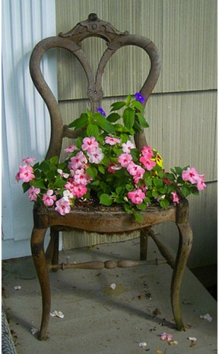 chaises en bois ancienne transformée en jardinière pour le jardin