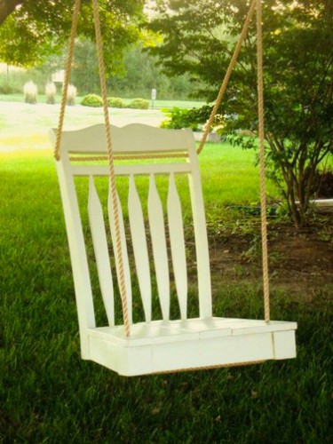 Pour relooker une chaise en bois en balançoire couper les 4 pieds, peindre avec peinture bois exterieurs et fixer les cordes en 4 points sur la chaise