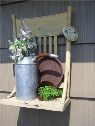 fabriquer une etagère pour poser pots de fleur dans le jardin avec une chaise et une petite planche de bois