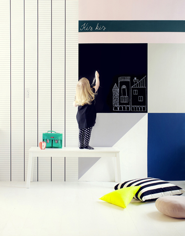 DIY pour faire un mur d'acivité peinture et dessin dans la chambre d'un enfant avec peinture à tableau et papier peint