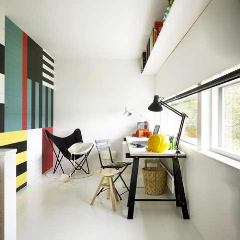 Repeindre du lambris de plusieurs couleurs pour la déco d'un salon ou bureau moderne c'est possible même sur du lambris verni ou dans ce cas on utilise une peinture spéciale