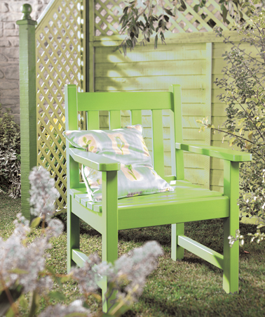 Fauteuil de jardin en bois et claustra bois repeint couleur vers anis nuancier peinture Protect' Bois aspect satin Astral 