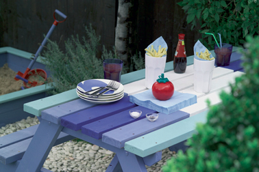 Repeindre une table de jardin en bois et son banc avec la peinture pour bois extérieur Protect' Bois Astral avec 4 couleurs de bleu