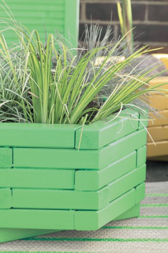 jardinière en bois sur terrasse repeinte en vert et jaune assorties à la couleur des volets peinture Protect' Bois Astral 