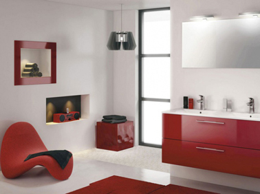 Des meubles de salle de bain rouge avec une peinture blanche c'est chic. Modèle Graphic chez Delpha 