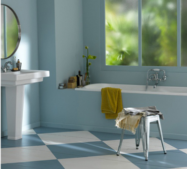 Une bonne idée pour mettre de la couleur dans la salle de bain avec une peinture mural assortie à celle de la peinture sur le sol peint en damier bleu et blanc. Penture V33. 