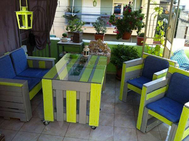 Un salon de jardin en palettes bois qui affiche fier allure sur la terrasse avec un beau contraste de vert et bleu 