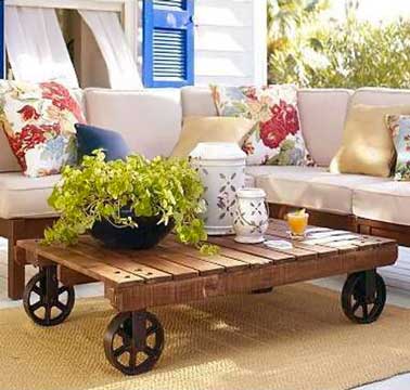 Déco et très pratique pour la déplacer, une table en palette montée sur des roues  de récup qui donnent tout son style à la table. La palette est vernie pour protéger le bois des traces de verres et bouteilles