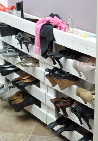Avec cette astuce fini le casse-tête du rangement des chaussures dès lors qu'elles ont des talons hauts. 1 ou 2 palettes peintes en blanc et les chaussures se rangent entre les traverses.