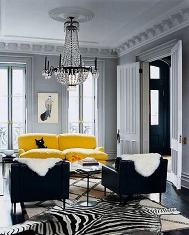 Un canapé de cuir jaune illumine la déco d'un salon gris et complète idéalement des fauteuils noirs