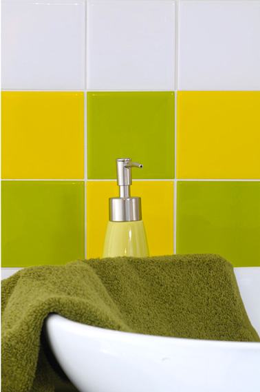 Carreaux adhésif pour faience salle de bain 10X10cm Castorama Relooker sa cuisine rapidement avec des Carreaux adhésif Lot de 10 Rénostick couleur mimosa et vert anis pour carrelage de 10 x 10 cm. Prix 14.90 € le lot chez Castorama