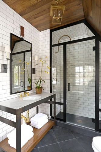 Carrelage blanc sur les murs d'une salle de bain avec douche italienne. Au sol un carrelage gris grand carreaux 30X30.  Au plafond, un lambris bois vernis donne une touche rustique chic