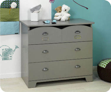 Idée déco avec du gris dans chambre enfant. Peindre une commode gris satin Farrow & Ball dans chambre d'enfant fille ou garçon