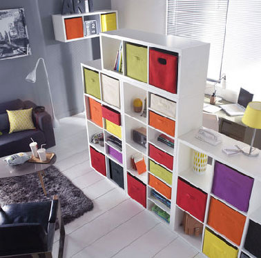 Une cloison double fonctions : amovible elle sépare le salon du coin repas grâce à ses roulettes, elle fait aussi office de surface de rangement avec ses multiple casiers . Etagère cloison Expedit Ikea