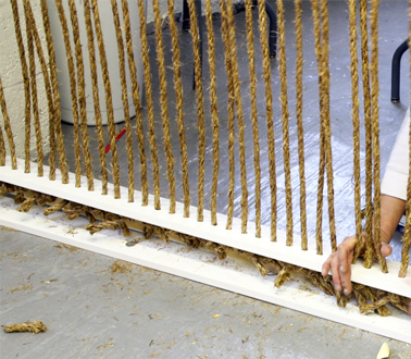Pour fabriquer une cloison intérieure et séparer les espaces couper des morceaux de cordes en fibres naturelles et les nouer sur des tasseaux percés