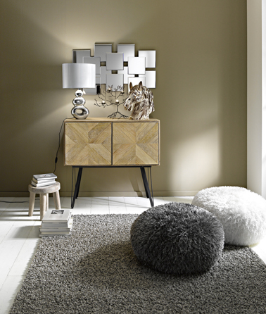 Magnifique commode style scandinave dans le nouveau catalogue Helline à associer à des poufs en fourrure pour une ambiance cocooning dans le salon