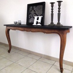 Sur cette console, l'aspect ciré de la table coupée est conservé seul le plateau est peint en soir satin pour lui donner un coup de jeune.