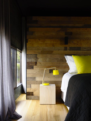 déco chambre adulte avec un superbe mur en lambris bois pour la tête de lit sublimé par une literie jaune et noir