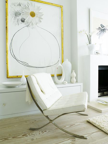 Une touche discrète de jaune sublime la déco d'un salon blanc