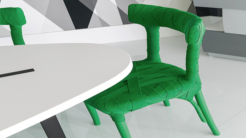 Comment relooker des chaises en bois avec des la peinture et du ruban de couleur