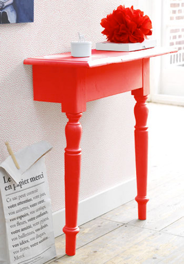 créer une console par la transformation d'une table en bois coupée en 2 et peinte en rouge