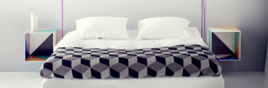 Faire des tables de chevet pour relooker sa chambre moderne avec des caisses en bois de récup peintes à l'intérieur avec motifs de plusieurs couleurs