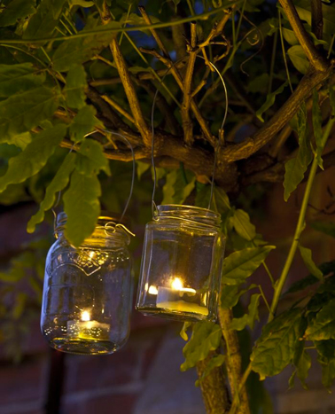lampion bougie à faire simplement avec des pots de verre de récup sertis de fil de fer pour accrocher dans arbre 