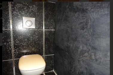De la peinture à la chaud ferrée couleur gris anthracite pour la décoration de WC design 