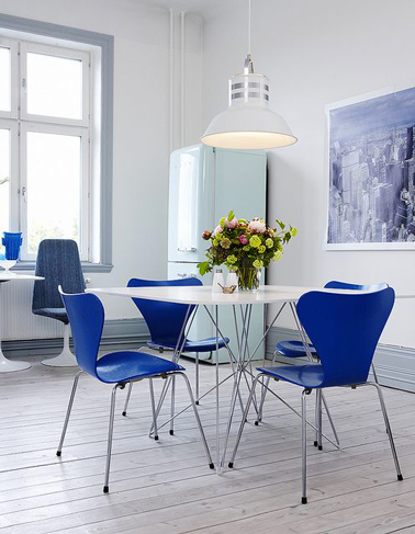 Dans la cuisine, on ose une belle couleur pastel pour peindre les murs de la cuisine avec par exemple une peinture bleu pastel qui s'harmonise avec le bleu outremer des chaises