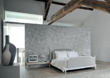 Dans une chambre d'adulte, la couleur gris en dominante avec du blanc est une association de teintes à privilégier pour créer une ambiance zen et chic. Ces couleurs neutres peuvent être relevées par des objets déco dans des nuances de gris plus foncé comme sur cette photo.