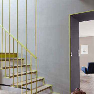 Pour repeindre un escalier, la peinture couleur pastel teinte gris galet sublimé par le Vert Printemps utilisé pour peindre l'encadrement en bois de la porte. Collection Colorissim V33 