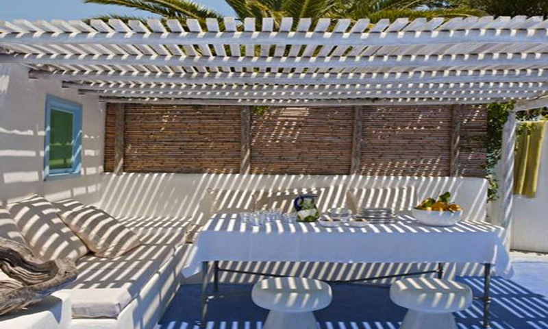 Nos idées déco pour installer une pergola terrasse et voile d'ombrage pour se protéger du soleil pendant l'été. Pergola en bois, ou en canisse pour une ambiance de terrasses des îles grecques au couleur bleu azur, le rêve pour un été plein de charme.