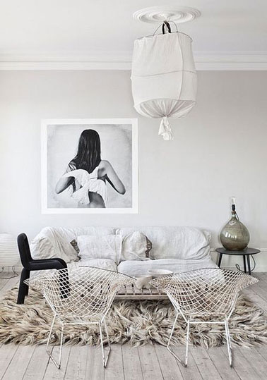 Ambiance zen réussie dans ce salon avec la couleur lin déclinée en total look du sol au plafond. Le vieux canapé est recouvert d'une toile de coton jmise en valeur par la couleur du tapis à long poils