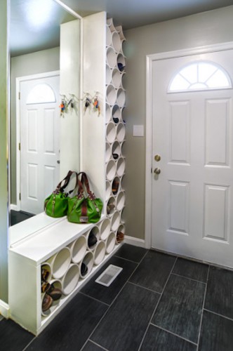 rangement chaussure dans entree avec tube PVC Rangement chaussures bien pratique dans l'entrée de la maison à fabriquer avec des tuyaux PVC collés et fixés en bloc avec des planches de stratifié.