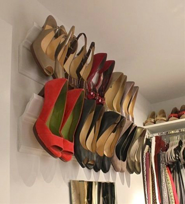 Un rangement pour les chaussures à talon à fabriquer avec une corniche pour plafond qui trouve facilement sa place dans le dressing.