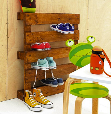 Une palette bois pour ranger les chaussures et baskets dans l'entrée ou la chambre des enfants