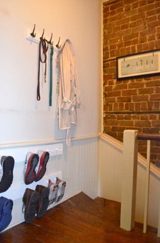 Un rangement de chaussures et chaussons à la hauteur des enfants à faire sur deux rangées en cas de famille nombreuse !