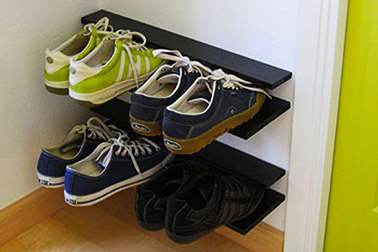 rangement chaussures a fabriquer avec planche bois L'astuce est simple mais il fallait y penser ! Bien pratique de glisser les chaussures entre les deux planches pour qu'elles soient rangées