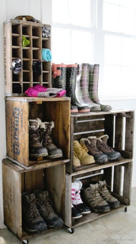 Récuperer des caisses en bois pour ranger les chaussures de la famille dans le couloir, une solution rangement astucieuse et pas chère !