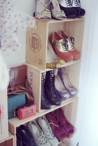 Des caisses à vin dans une chambre de fille pas banal comme déco, mais quand elles sont récupérées pour devenir des casiers de rangement pour les chaussures, c'est carrément utile !