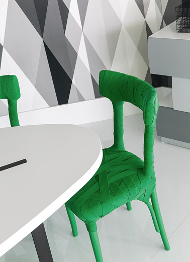 Pour relooker cette chaise en bois il a fallu un peu de peinture acrylique verte et un rouleau de ruban de tissu de coton de la même couleur