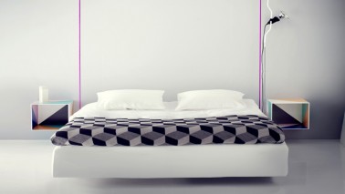 Idée déco pour relooker sa chambre pour pas cher. Fabriquer un lit de style suspendu et des tables de chevet avec des caisses en bois design, DIY Déco