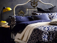 Elle  fait référence au rêve, au voyage dans les grands espaces tranquilles, la couleur bleu dans la chambre inspire calme et douceur