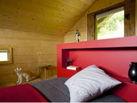 Couleur symbolique de la force et de l'énergie, le rouge est la couleur idéale pour une chambre d'adultes.
