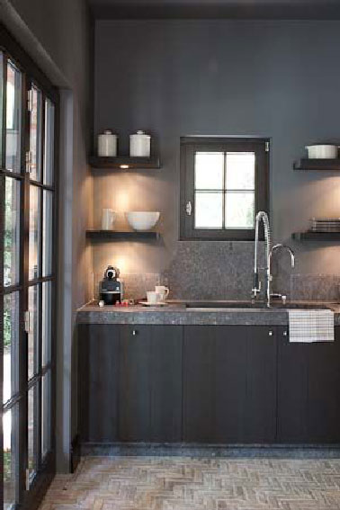 Repeindre des meubles de cuisine avec une peinture gris anthracite l’occasion de donner un style industriel à la cuisine sans tout changer. Pour un relooking cuisine complet, on peint les murs avec un gris légèrement plus clair et on opte pour un mitigeur pro à ressort et la transformation est spectaculaire !