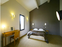 chambre taupe, la couleur pour une ambiance sereine. Un pan de mur taupe pour la tête de lit et les autres murs blanc la chambre s'enveloppe de teintes idéale pour le sommeil