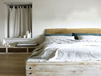 le gris, une couleur chambre pour ambiance zen. Sur les murs, une peinture grise crée une ambiance cocooning propice au repos avec du blanc des teintes naturelles pour les meubles et le linge de lit