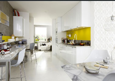 Des meubles tout blanc avec une crédence peinte en jaune c'est top ! Tout de blanc vêtue cette cuisine en longueur qui donne sur le salon, lui aussi d'une blancheur immaculée, offre un belle effet lumière à l'espace avec une crédence jaune anis, jaune repris sur le bandeau au dessus de l'étagère qui lui fait face. Les chaises coque jouent à un pile au face en gris et blanc s'harmonisant ainsi avec le bar et le plateau en marbre de la table. Meuble de cuisine collection Delphinia blanc blanc n°0 A partir de 480 € Chez Leroy Merlin.