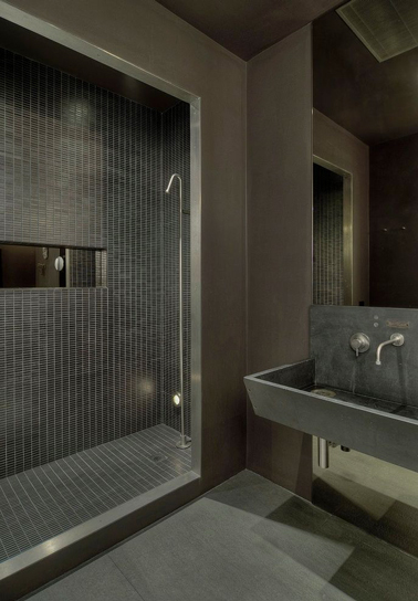 La couleur taupe travaillée en monochromie dans la salle de bain avec la faïence briquette de la douche italienne, le revêtement mural aspect béton lissé ainsi que le lavabo et le sol. Une unité de couleur qui permet de dégager une atmosphère zen et intimiste.