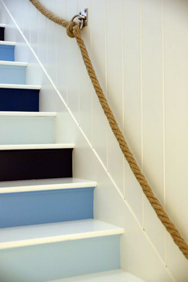 Dégradé de peinture bleu et noir sur les contremarches, Le reste de l'escalier est repeint en blanc super brillant